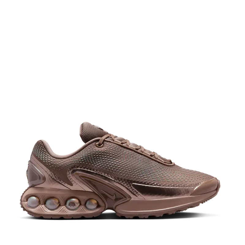 Nike Women’S Air Max Dn Lightweight Lifestyle Sneakers 1